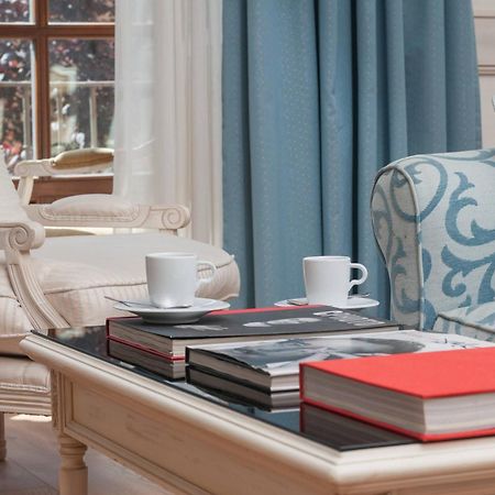 Hotel Eugenia De Montijo, Autograph Collection Toledo Exteriér fotografie A coffee table with books