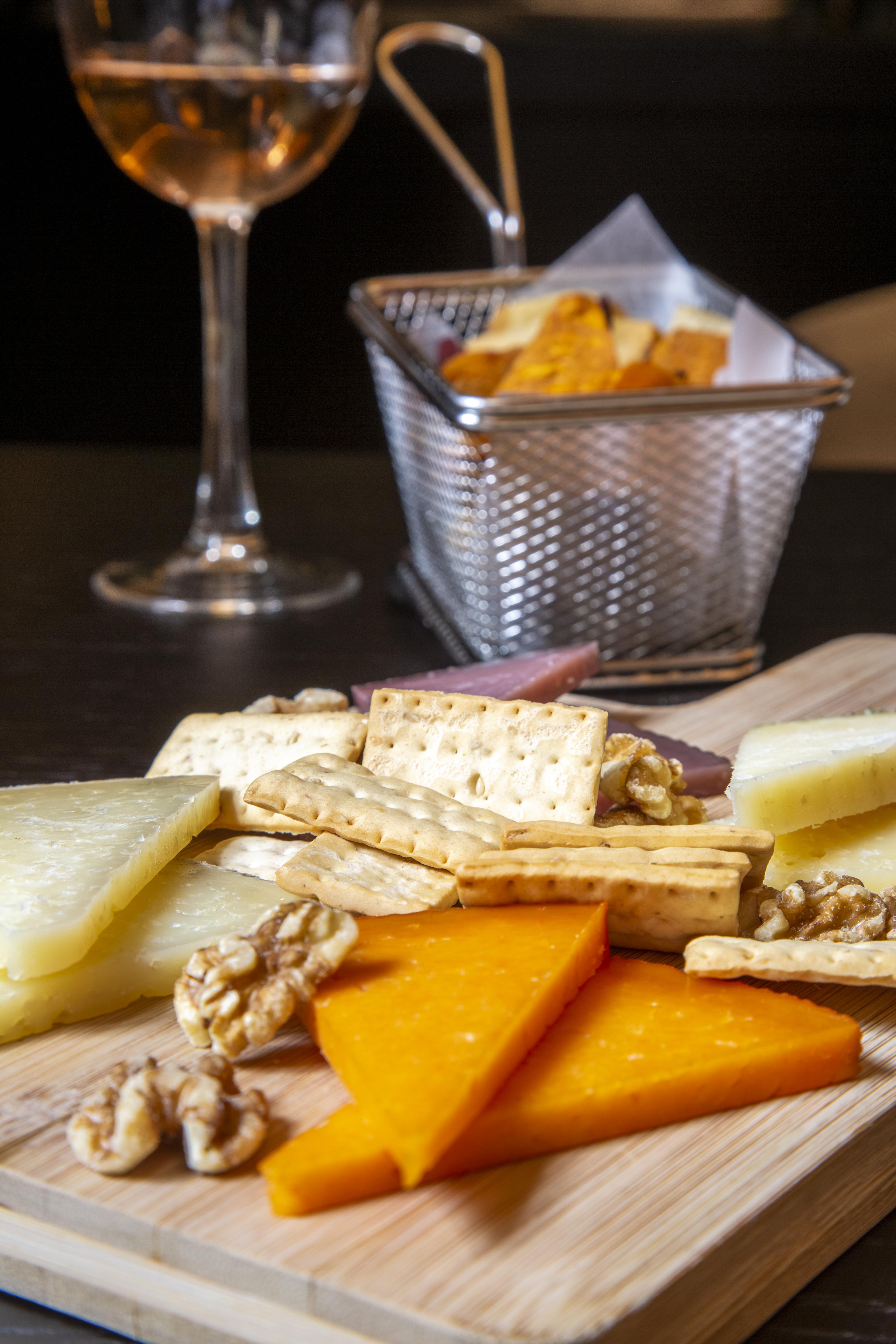 Hotel Eugenia De Montijo, Autograph Collection Toledo Exteriér fotografie Cheese and crackers