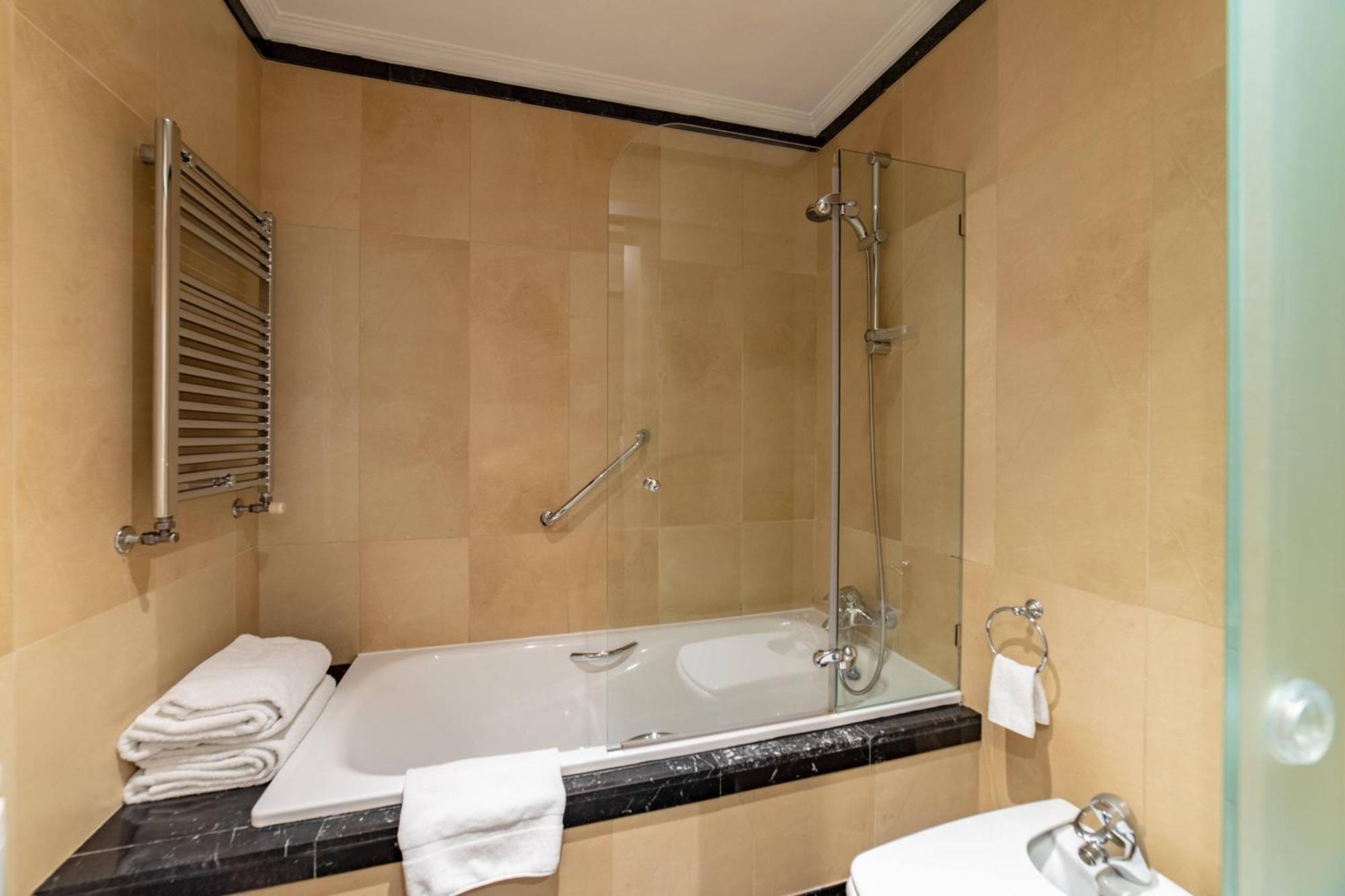 Hotel Eugenia De Montijo, Autograph Collection Toledo Exteriér fotografie A shower over a bathtub