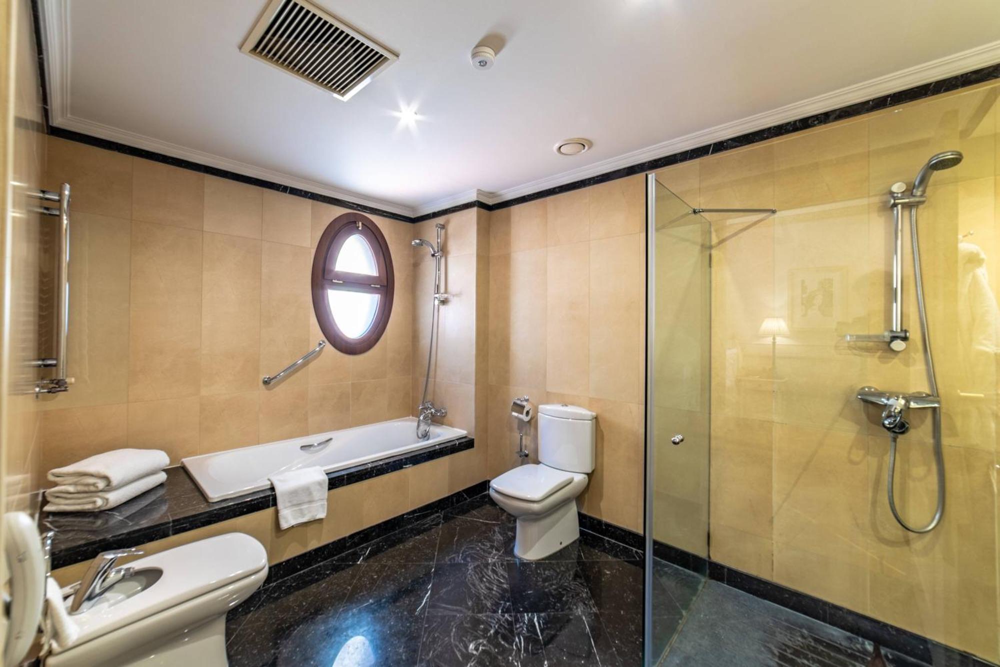 Hotel Eugenia De Montijo, Autograph Collection Toledo Exteriér fotografie Bathroom