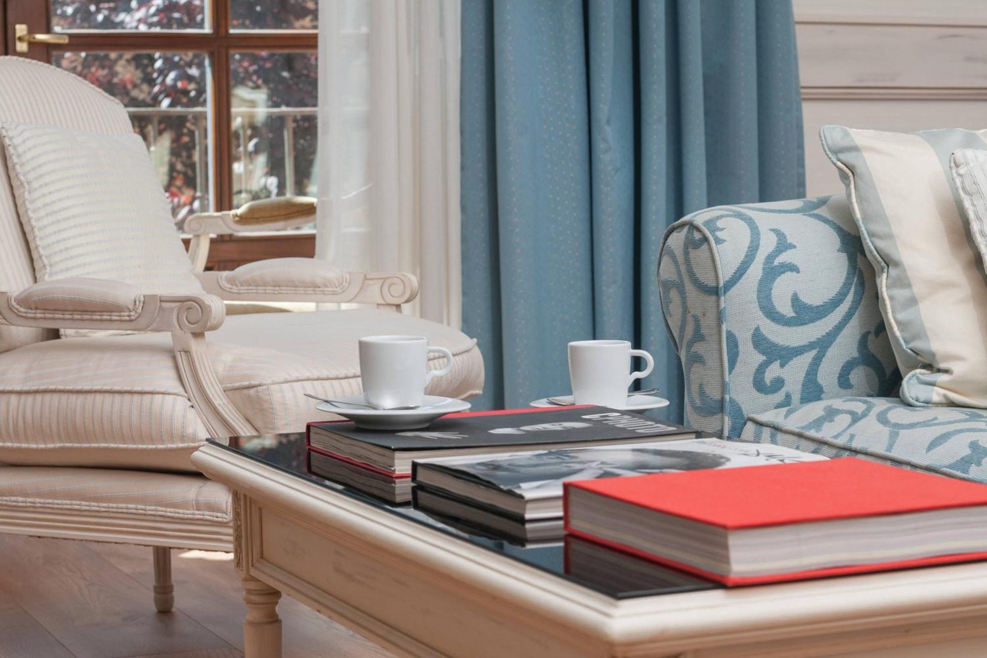 Hotel Eugenia De Montijo, Autograph Collection Toledo Exteriér fotografie A coffee table with books