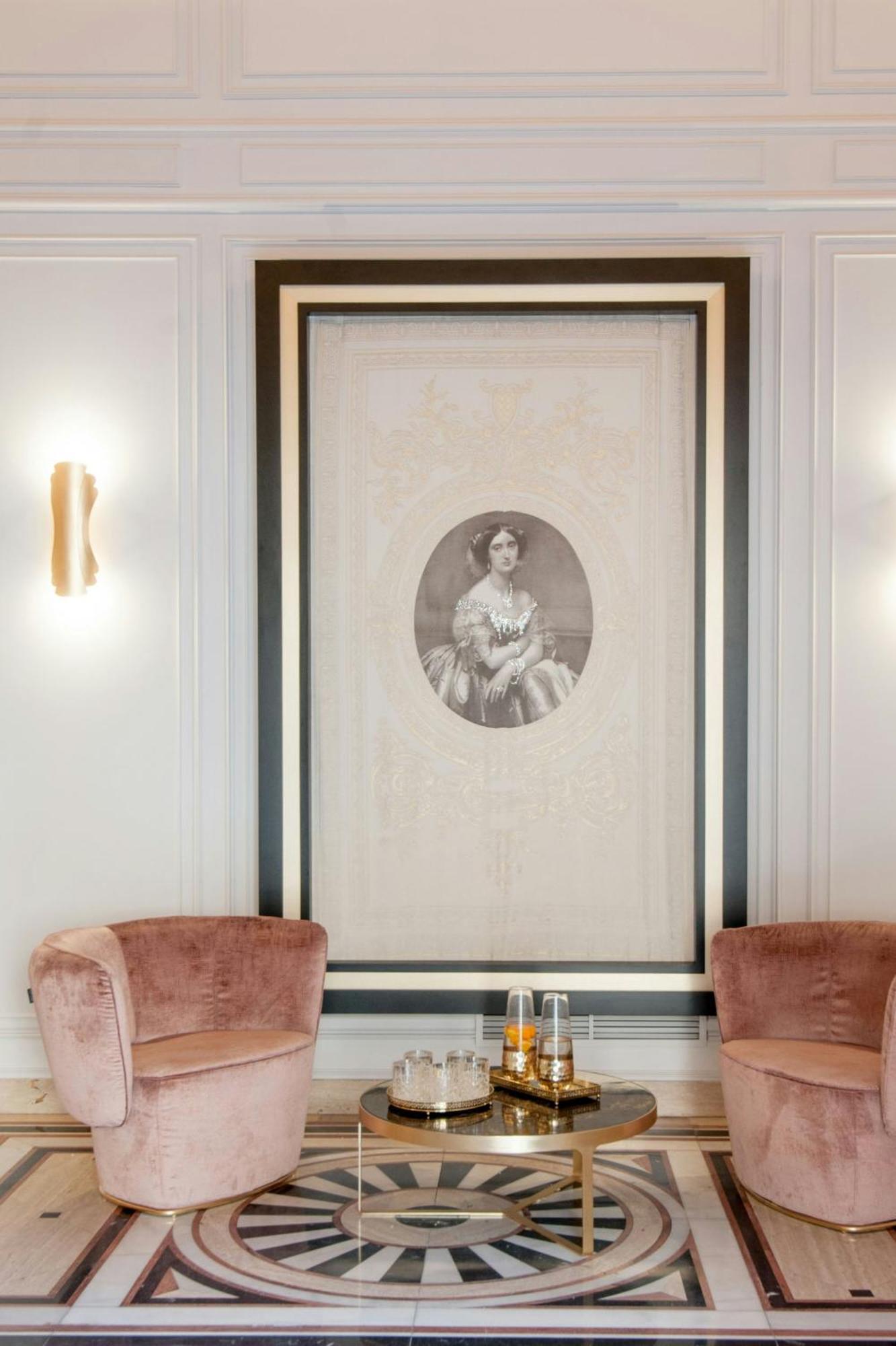 Hotel Eugenia De Montijo, Autograph Collection Toledo Exteriér fotografie The portrait of Princess Augusta of Hannover in the hotel's lobby