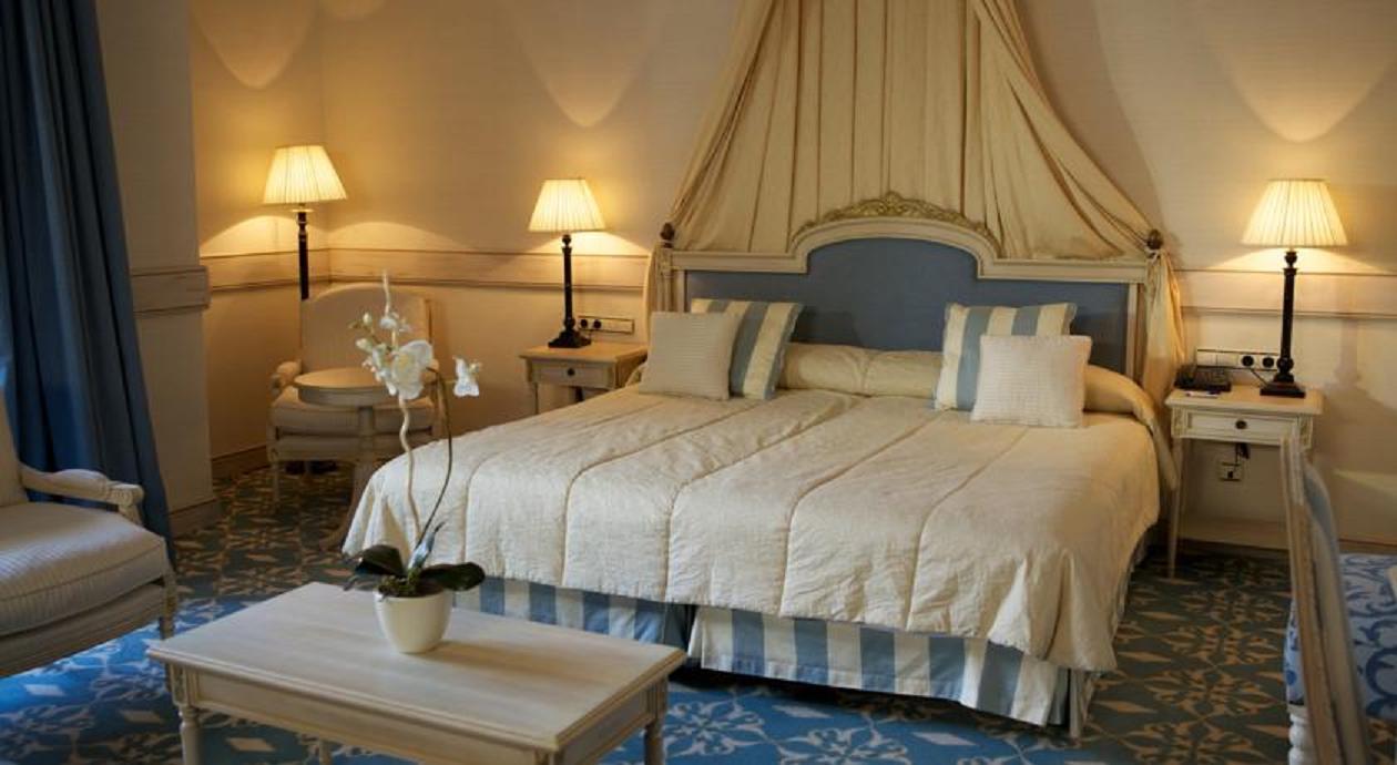 Hotel Eugenia De Montijo, Autograph Collection Toledo Exteriér fotografie A bedroom at the Hotel Excelsior